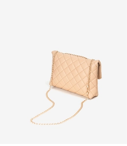 Detailansicht der beigen Stepptasche mit klassischem Rautenmuster und goldener Kette