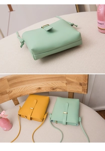 Détail de sacs seaux en cuir PU vert menthe et jaune moutarde avec boucles dorées chic