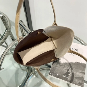 Moderna borsa a secchiello beige con fodera interna dettagliata e chiusura magnetica