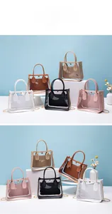 Dettagli di borse in PVC trasparente con finiture in pelle e catene metalliche eleganti