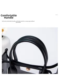Dettaglio del comodo manico in pelle nera e del corpo in PVC trasparente con borchie dorate