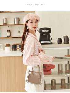 Dettaglio della borsa trasparente in PVC con pochette in pelle marrone e catena d'oro