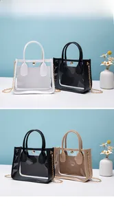 Dettaglio borsa 2-in-1 in PVC trasparente con pochette interna in pelle e catena in metallo