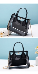 Dettaglio borsa a mano in PVC trasparente con finiture in pelle nera e catena dorata