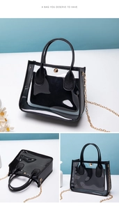 Dettagli della borsa in PVC trasparente con pochette nera e catena dorata