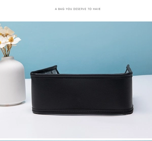 Dettaglio dell'organizer per borsa in pelle nera a grana litchi con cuciture fini