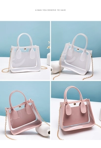 Dettaglio delle borse trasparenti in PVC con pochette rosa e bianche e catena dorata