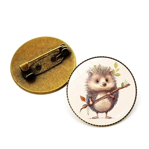 Makro-Detail der süßen Igel-Brosche mit Vintage-Bronze-Metallnadel und Verschluss