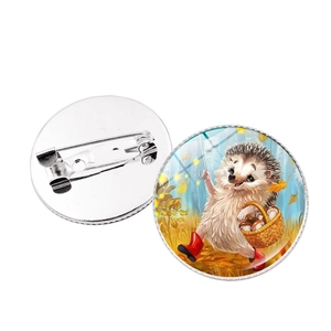 Detail einer runden Igel-Brosche mit Anstecknadel und bunter Cartoon-Illustration