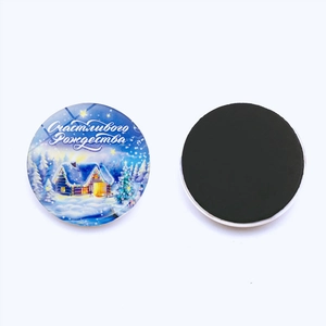 Dettaglio di un magnete da 25mm in vetro con scena innevata e retro magnetico tondo