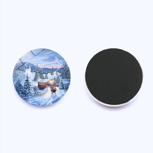 Dettaglio calamita per frigo in vetro 25mm con paesaggio innevato e retro magnetico nero