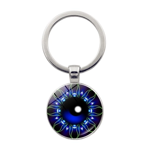 Gedetailleerde close-up van de Oog van Horus sleutelhanger met blauwe glazen hanger