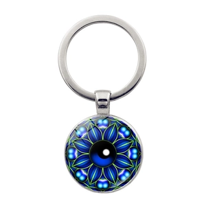 Gedetailleerde weergave van de Evil Eye-sleutelhanger met blauw mandala en glazen koepel