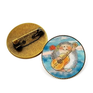 Künstlerische Igel-Brosche mit Gitarre und Rose auf runder Bronze-Metallbasis