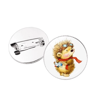 Niedliche Igel-Brosche mit Geige und Pilot-Design als runder Ansteckpin aus Metall
