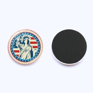 Vue détaillée de l'avant et de l'arrière du magnet en verre Statue de la Liberté de 25mm avec dos