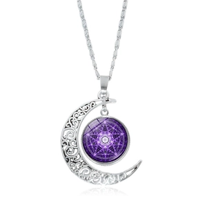 Détail du pendentif lune argenté avec motif galaxie étoilée géométrique violet