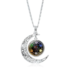 Détail du collier croissant de lune argenté avec cercle magique et symboles mystères