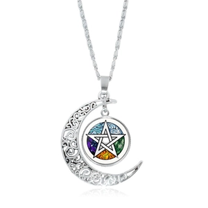 Détail du pendentif lune en argent avec croissant ajouré et symbole d'étoile à cinq branches