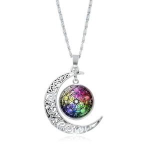 Pendentif lune argentée mystique avec cabochon géométrique magique coloré et chaîne fine