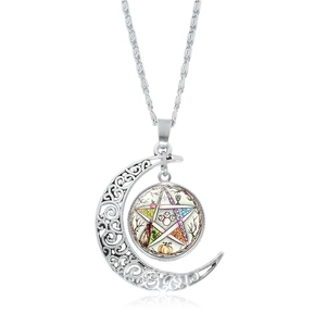 Détail du pendentif lune argenté avec pentacle coloré et motifs de citrouilles