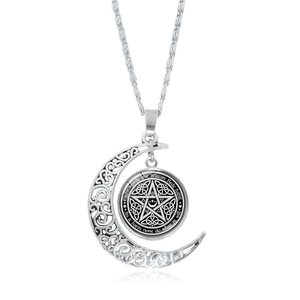Détail du pendentif lune argentée avec pentagramme et gravure de la Wiccan Rede