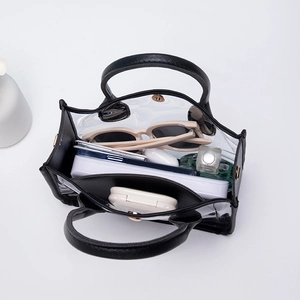 Borsa tote minimalista in PVC trasparente con finiture in pelle nera e chiusura magnetica