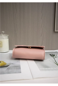 Dettaglio del portafoglio in pelle PU rosa con trama litchi e chiusura dorata