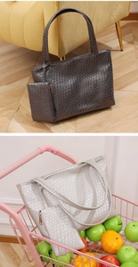 Detalle de bolso tote trenzado con neceser a juego en colores gris y plata elegante
