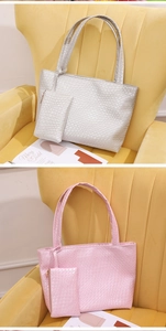 Detalle del bolso tote con textura tejida y monedero a juego en plateado y rosa