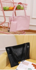 Detalle del bolso tote con textura tejida y estuche a juego en rosa y negro