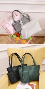 Detalle de bolsos tote con textura trenzada y estuches a juego en varios colores