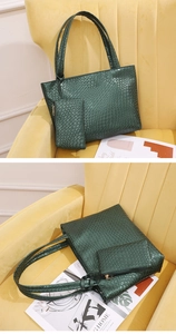 Detalle del conjunto de bolso tote verde oscuro con textura trenzada y estuche a juego