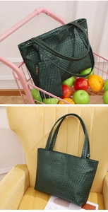 Detalle macro de la textura tejida en este bolso tote verde oscuro y neceser a juego