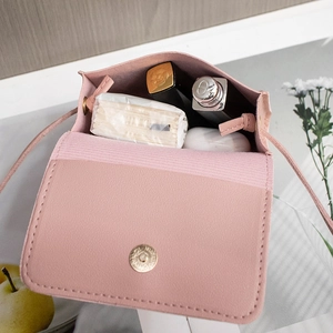 Mini borsa a tracolla rosa da donna con spazio interno per rossetto e auricolari