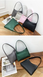 Detail der gewebten Textur bei stilvollen Schultertaschen aus Kunstleder in fünf Farben