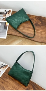 Detailansicht der dunkelgrünen Flechtstruktur dieser modischen Schultertasche für Damen