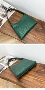Makro-Detail der dunkelgrünen Webstruktur einer Ledertasche mit metallischem Glanz