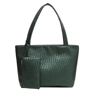 Bolso tote verde oscuro para mujer con textura trenzada y mini neceser a juego