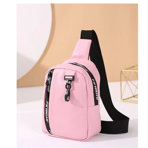 Borsa a tracolla rosa da donna con ampia tracolla nera e dettaglio scritta 'FIT RIGHT'