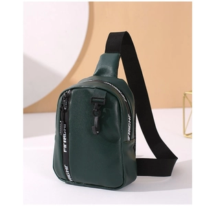 Borsa pettorale in pelle verde scuro con tracolla larga nera e dettagli zip sportivi