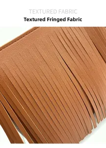 Vista macro della trama con nappe marrone caramello e dettaglio del tessuto della borsa