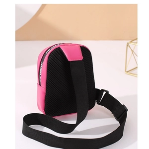 Marsupio minimalista rosa e nero con tracolla larga in nylon e retro in mesh