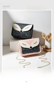 Détail de sacs renard rose et noir avec texture pailletée et broderie de cils sur le rabat