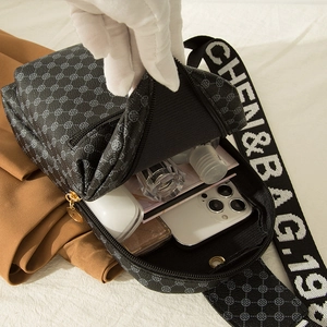 Bolso de pecho negro con estampado floral y correa ancha de letras de gran capacidad