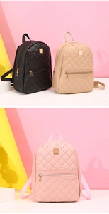 Trois mini sacs à dos matelassés en noir, beige et rose avec plaques en métal doré