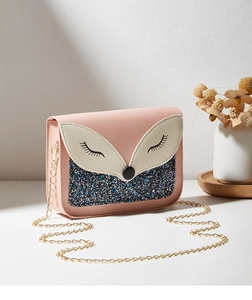 Détail du sac bandoulière renard rose avec paillettes et chaîne dorée en gros plan