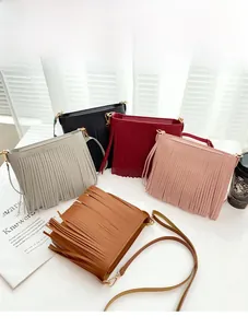 Selezione di borse a tracolla con nappe in nero, bordeaux, rosa, grigio e marrone