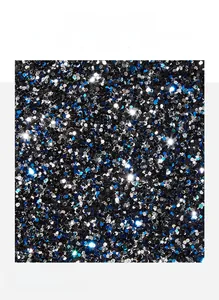 Détail des paillettes hexagonales scintillantes noires et bleu marine sur le petit sac
