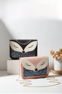 Détail du sac bandoulière renard mignon avec sequins brillants et chaîne dorée